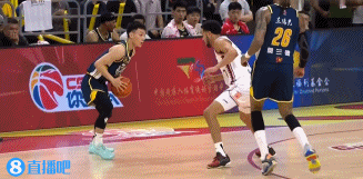 发带都扣飞了🤯莫兰德霸王步直冲篮筐 隔着王哲林单臂暴扣