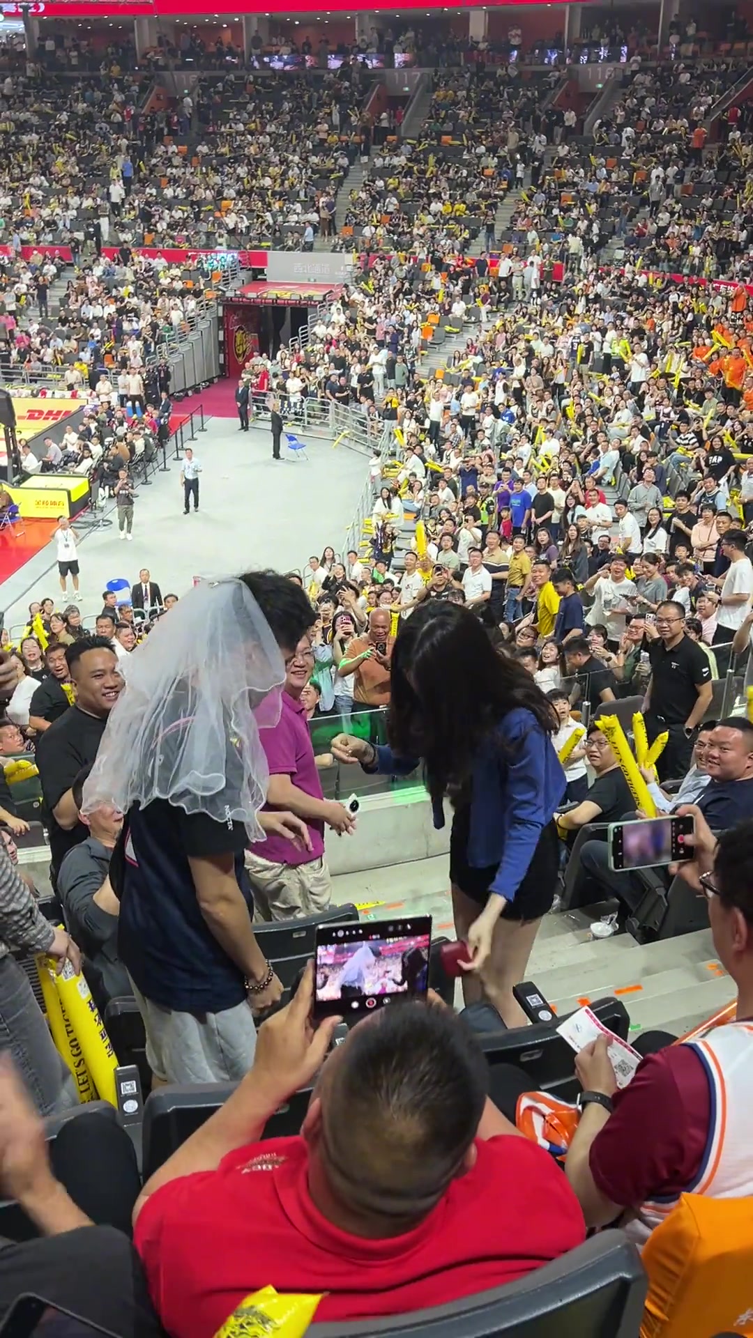 让我们恭喜这个…😍广东晋级当日 女球迷单膝下跪向男友求婚